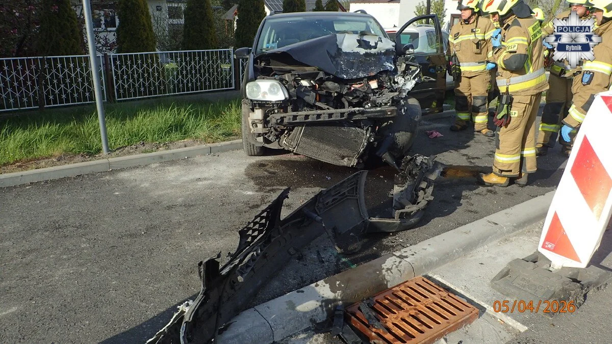 Groźna kolizja w Bełku. Osobówka zderzyła się czołowo z ciężarówką