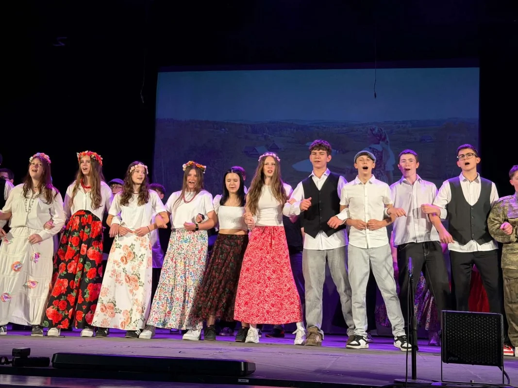 Uczniowie SP2 podziękowali przyjaciołom szkoły. Na scenie były muzyka, taniec i wzruszenia / fot. SP2-4B27-46E0-89DC-DEBD39BABB25