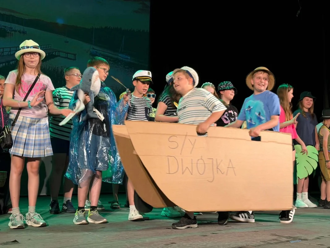 Uczniowie SP2 podziękowali przyjaciołom szkoły. Na scenie były muzyka, taniec i wzruszenia / fot. SP2-6E0C-4D06-9B52-9EF79A24F4C4
