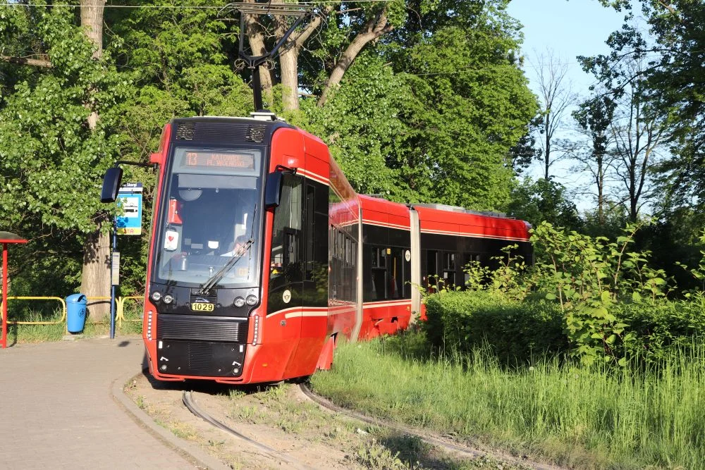 Utrudnienia w komunikacji potrwają dłużej. Tramwaj nr 13 nadal nie kursuje