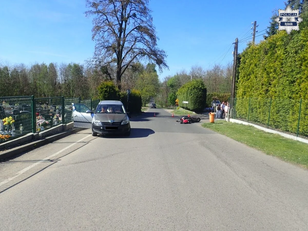 Wypadek w Jankowicach. 53-latek trafił do szpitala po zderzeniu ze skodą