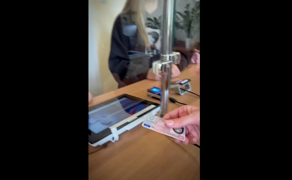 Symboliczny gest dla młodych Świętochłowiczan. Przy odbiorze dowodu otrzymują Konstytucję