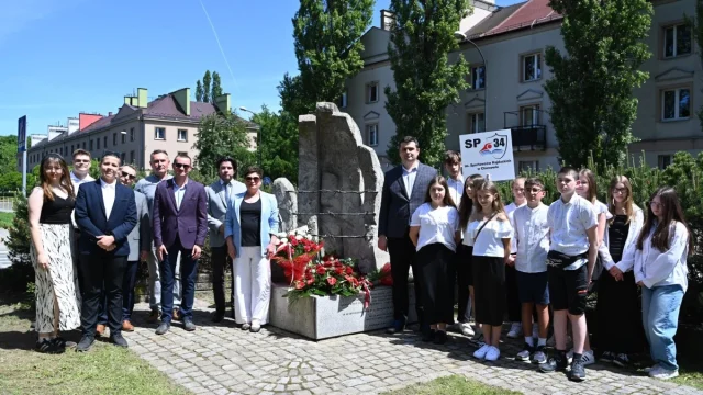 Hołd dla ofiar i bohaterów. Złożono kwiaty pod pomnikiem „Dłoń”