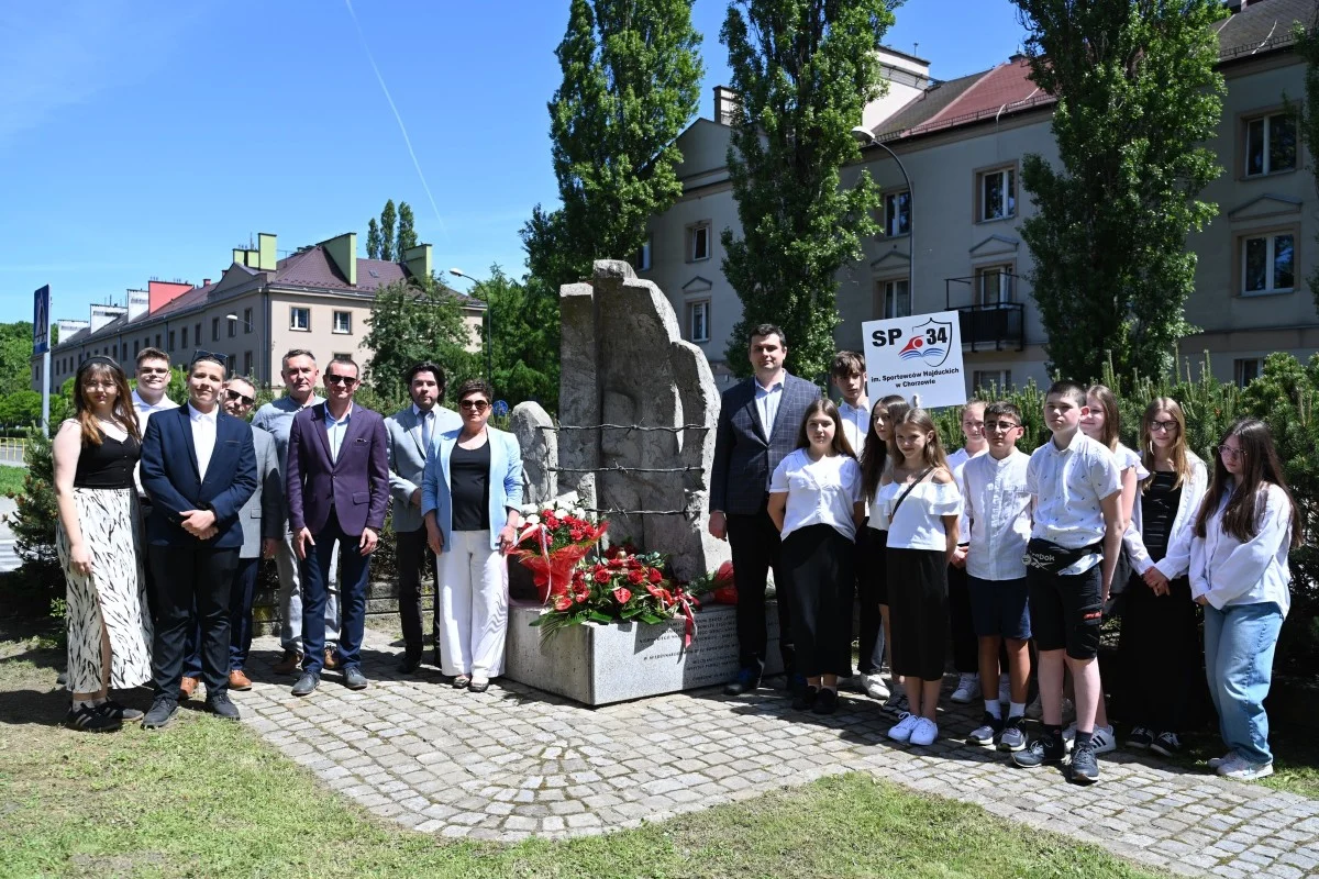 Hołd dla ofiar i bohaterów. Złożono kwiaty pod pomnikiem „Dłoń”