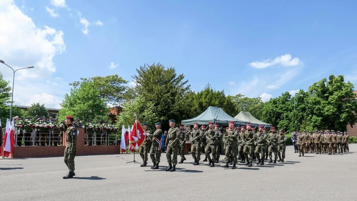 Sztandar dla 4. Wojskowego Oddziału Gospodarczego. Chwilowe utrudnienia w ruchu