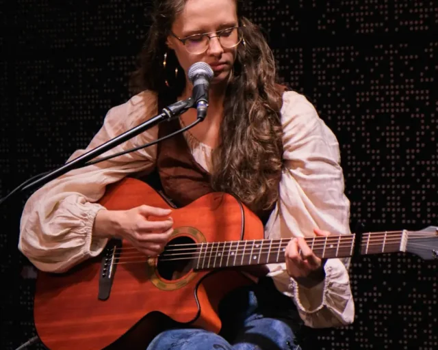 Renata Ślesicka w Katowicach – kameralny koncert indie‑popowy w Klubie Korba