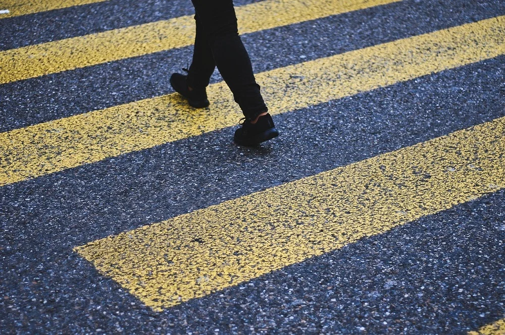 Rowerem i hulajnogą przez pasy? Policja przypomina: to może skończyć się mandatem