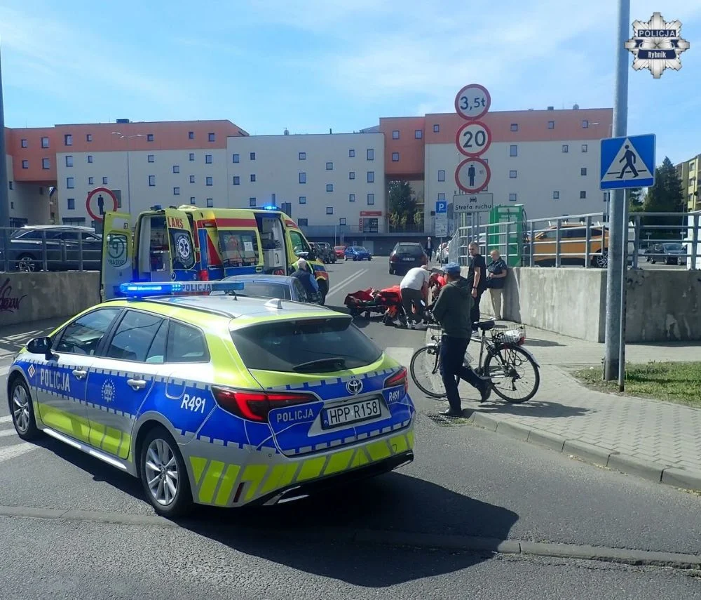 Niebezpieczny wypadek na Zebrzydowickiej. 76-latka trafiła do szpitala