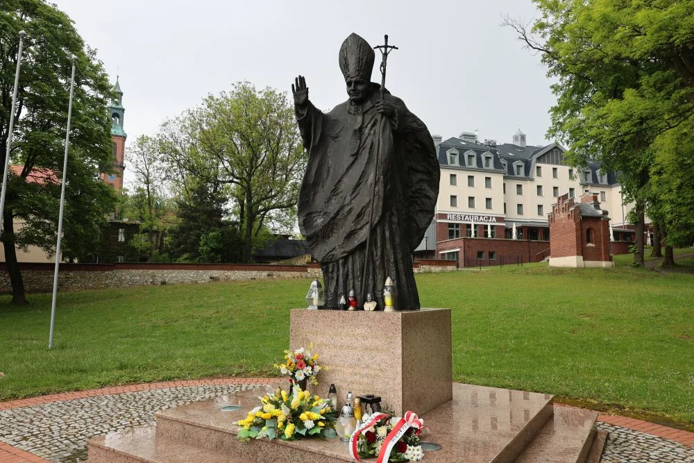 106. rocznica urodzin Jana Pawła II. W Piekarach Śląskich uczczono Papieża Polaka