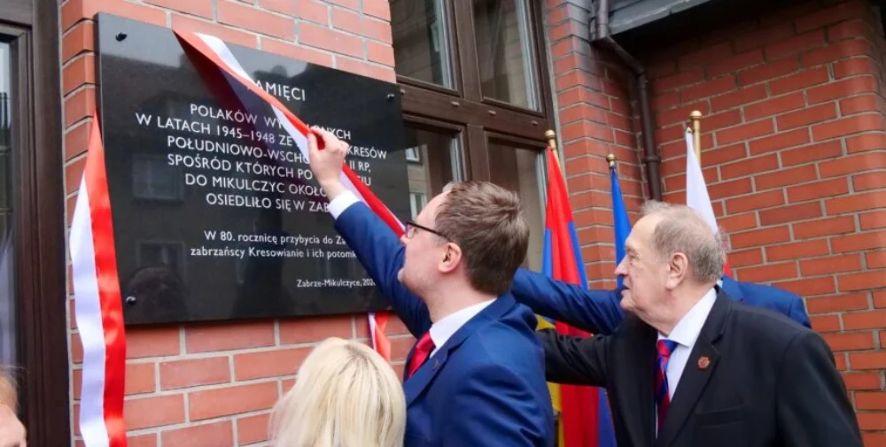 Uroczyste odsłonięcie tablicy upamiętniającej 80. rocznicę przybycia ekspatriantów ze Lwowa i Kresów do Mikulczyc
