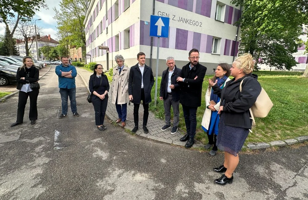 Posłowie odwiedzili Piekary Śląskie. Oglądali efekty rewitalizacji osiedla Wieczorka
