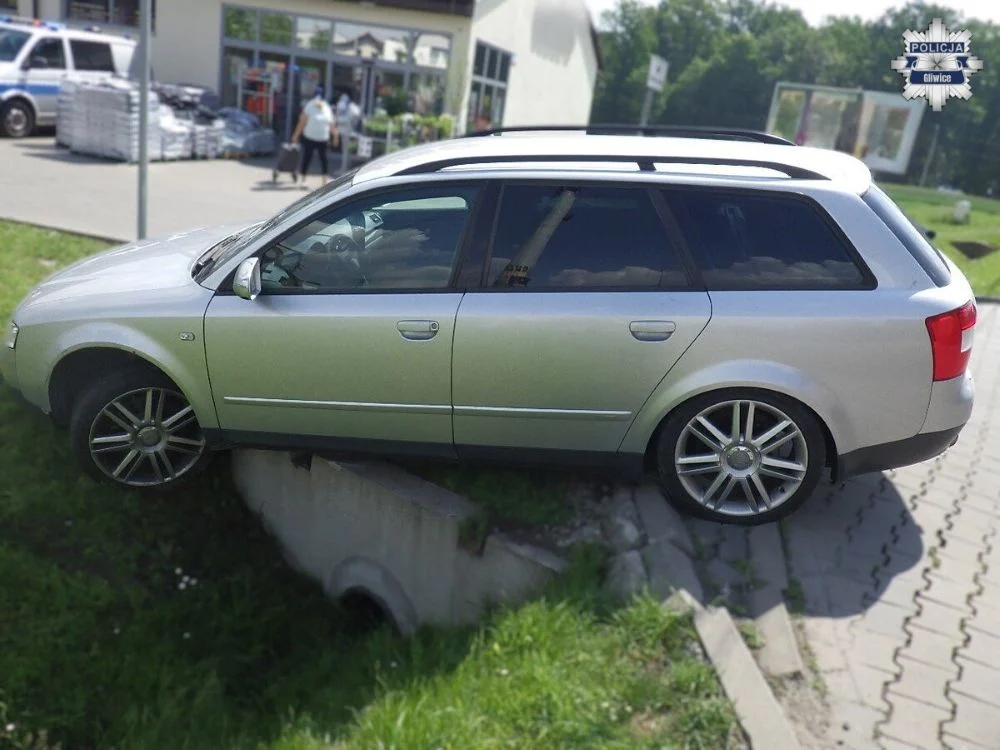 Miał prawie 3,5 promila i wjechał do rowu. Świadkowie zatrzymali go przed ucieczką