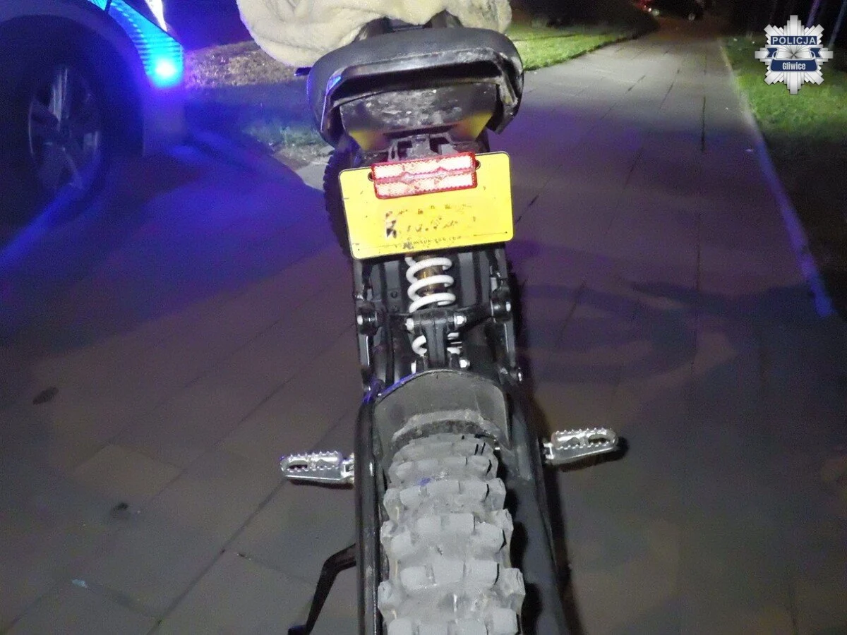 Policyjna interwencja w Gliwicach. Motocykl bez rejestracji, OC i kierowca po alkoholu. Zareagował świadek / fot. KMP Gliwice