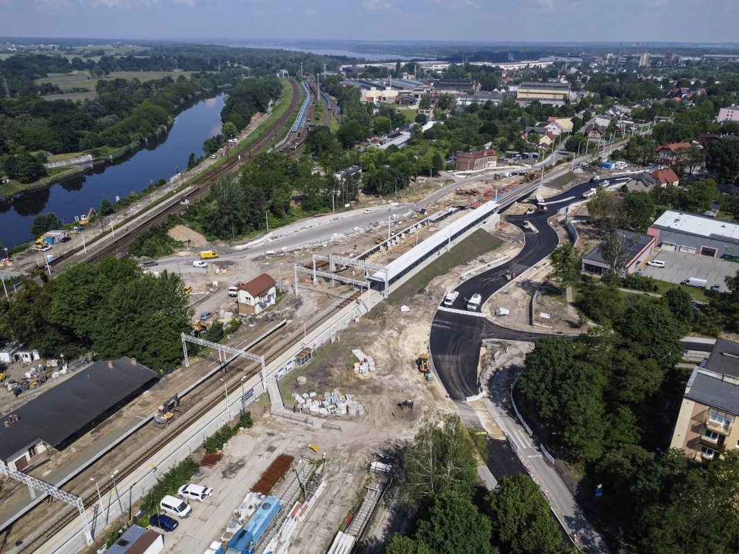 Węzeł przesiadkowy Gliwice-Łabędy na półmetku prac. Nowy układ drogowy i nowa stacja nabierają kształtów