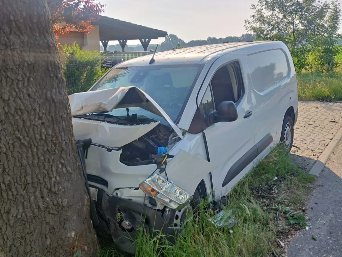 Dwie groźne sytuacje na drogach powiatu. Samochody uderzyły w drzewa