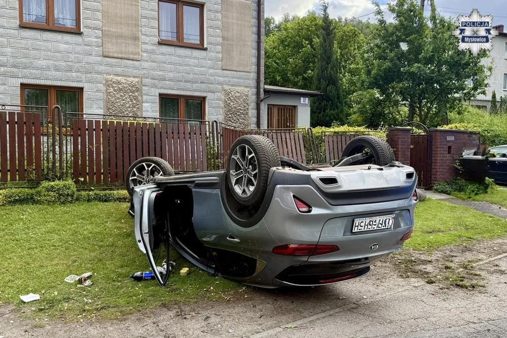 Dachowanie na ul. Długiej w Mysłowicach. Kierująca miała 2,2 promila