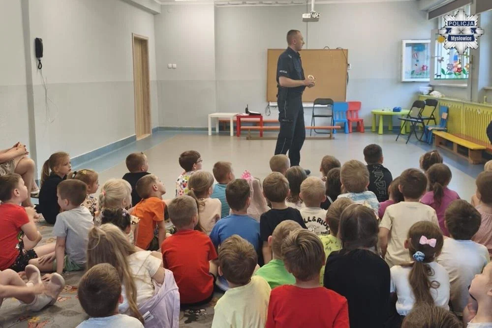 Bezpieczne wakacje w Mysłowicach. Dzielnicowi spotkali się z najmłodszymi