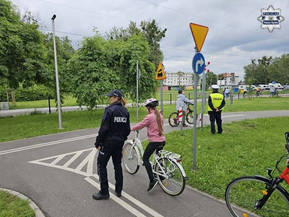Młodzi rowerzyści z Piekar Śląskich zdali ważny egzamin. Policjanci czuwali nad bezpieczeństwem
