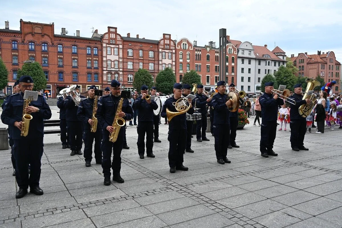 Dzień Dziecka z rudzkimi policjantami. Była orkiestra, radiowóz i Sierżant Ruda / fot. KMP Ruda Śląska