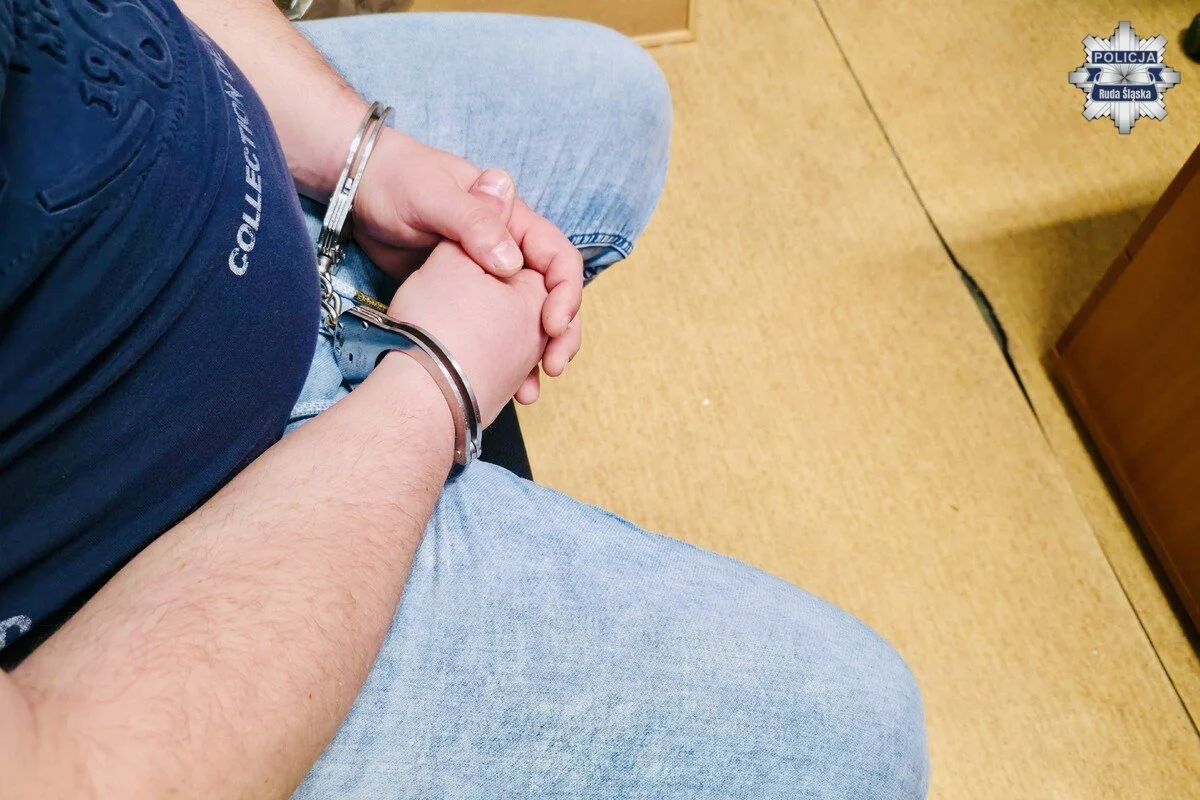 15 osób poszukiwanych zatrzymali rudzcy policjanci podczas ogólnopolskiej akcji „Poszukiwany”. Dwudniowe działania prowadzono 8 i 9 czerwca 2026 roku, a ich celem było dotarcie do osób ściganych na podstawie listów gończych i nakazów doprowadzenia. Akcja była koordynowana przez Biuro Kryminalne Komendy Głównej Policji i prowadzona we współpracy ze Strażą Graniczną. Wśród zatrzymanych był 29-latek poszukiwany przez Austrię Rudzcy policjanci ustalali miejsca pobytu osób, które były poszukiwane przez sądy i prokuratury. Chodziło zarówno o osoby objęte listami gończymi, jak i nakazami doprowadzenia. W ciągu dwóch dni funkcjonariusze z Rudy Śląskiej zatrzymali 15 poszukiwanych. Wśród zatrzymanych znalazł się 29-letni mieszkaniec Katowic. Mężczyzna był poszukiwany przez Austrię w celu ustalenia miejsca pobytu, a także listem gończym przez Komendę Miejską Policji w Katowicach. Część osób, do których dotarli policjanci, zmieniała miejsce zamieszkania i unikała kontaktu z rodziną. W takich sprawach kluczowe są rozpoznanie terenu, znajomość lokalnego środowiska i szybka weryfikacja informacji, które mogą doprowadzić do zatrzymania. Kontrole prowadzono także pod kątem legalności pobytu cudzoziemców Działania w Rudzie Śląskiej prowadzono wspólnie z Placówką Straży Granicznej w Rudzie Śląskiej. Jednym z celów akcji było sprawdzenie legalności pobytu cudzoziemców przebywających na terenie Polski. Mundurowi kontrolowali m.in. miejsca grupowego pobytu cudzoziemców. Akcja „Poszukiwany” miała charakter ogólnopolski. W Rudzie Śląskiej jej efektem było ustalenie miejsca pobytu i zatrzymanie 15 osób, które ukrywały się przed wymiarem sprawiedliwości / fot. KMP Ruda Śląska