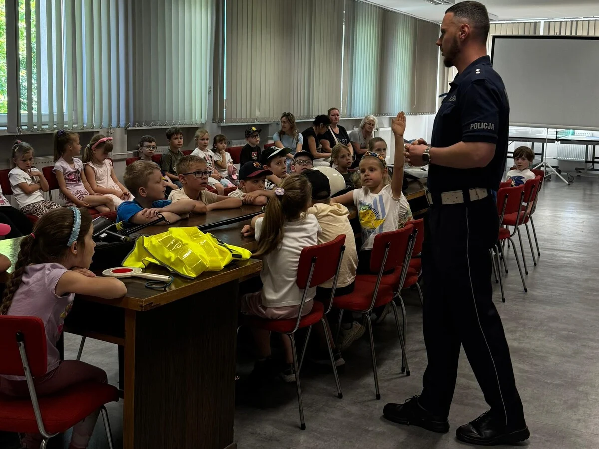 Sznupek, radiowóz i lekcja bezpieczeństwa. Tak przedszkolaki poznawały pracę policji /fot. KMP Siemianowice Śląskie