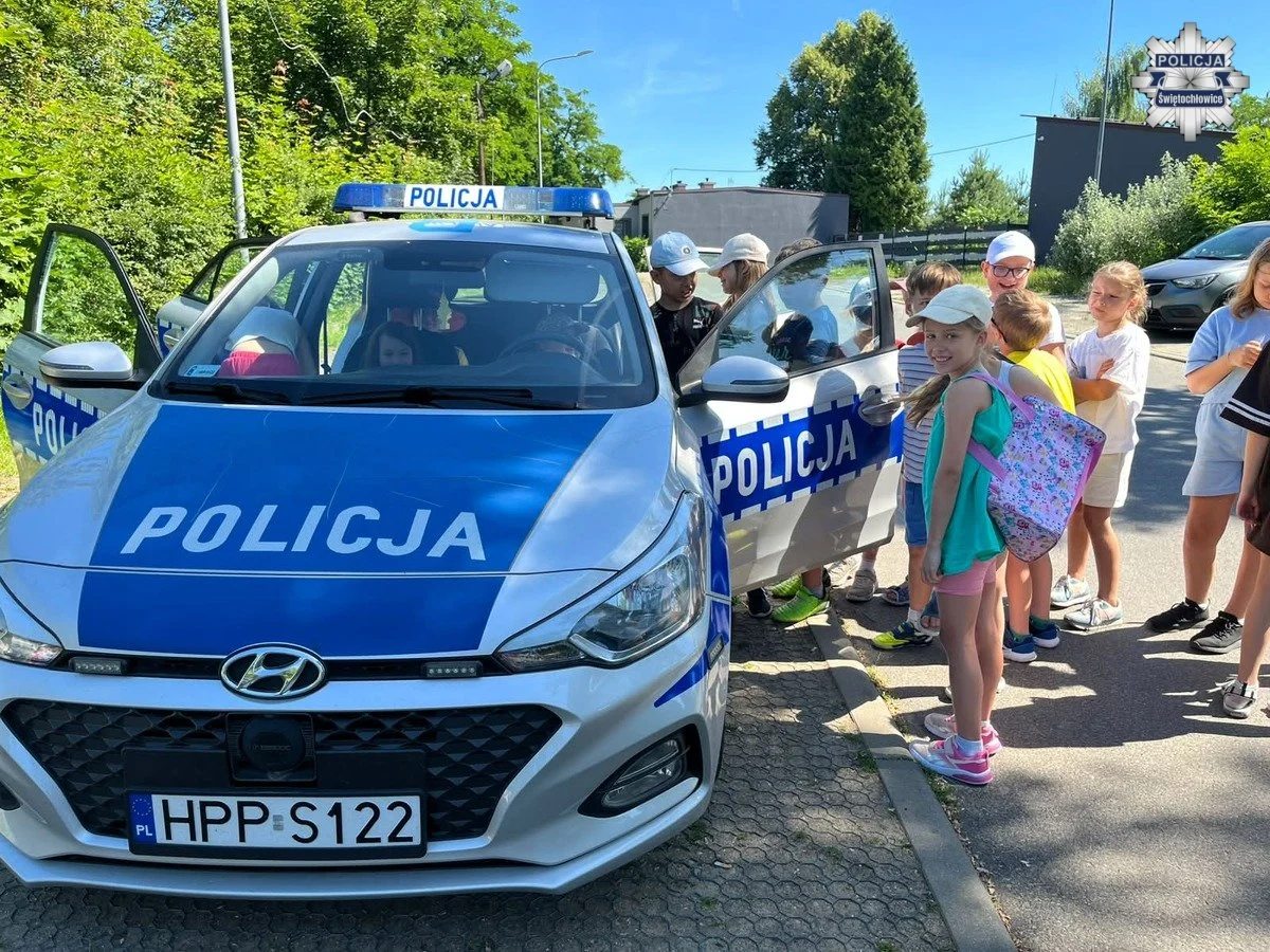 Bezpiecznie na dwóch kołach – policjanci spotkali się z uczniami „Jedynki” / fot. KMP Świętochłowice