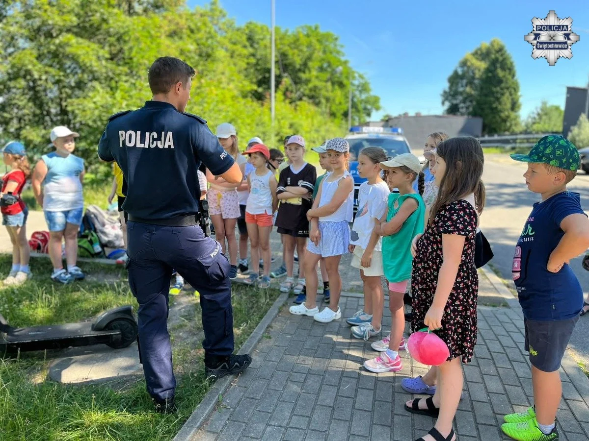 Bezpiecznie na dwóch kołach – policjanci spotkali się z uczniami „Jedynki” / fot. KMP Świętochłowice
