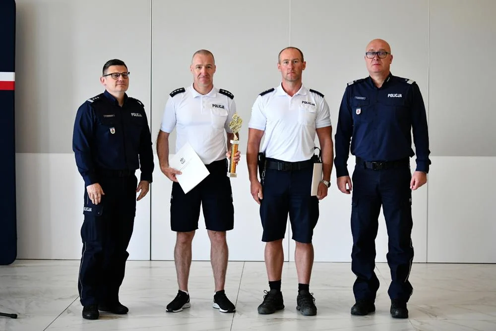 Policjant z Tychów na podium ogólnopolskich zawodów. Śląski patrol najlepszy w wyścigu