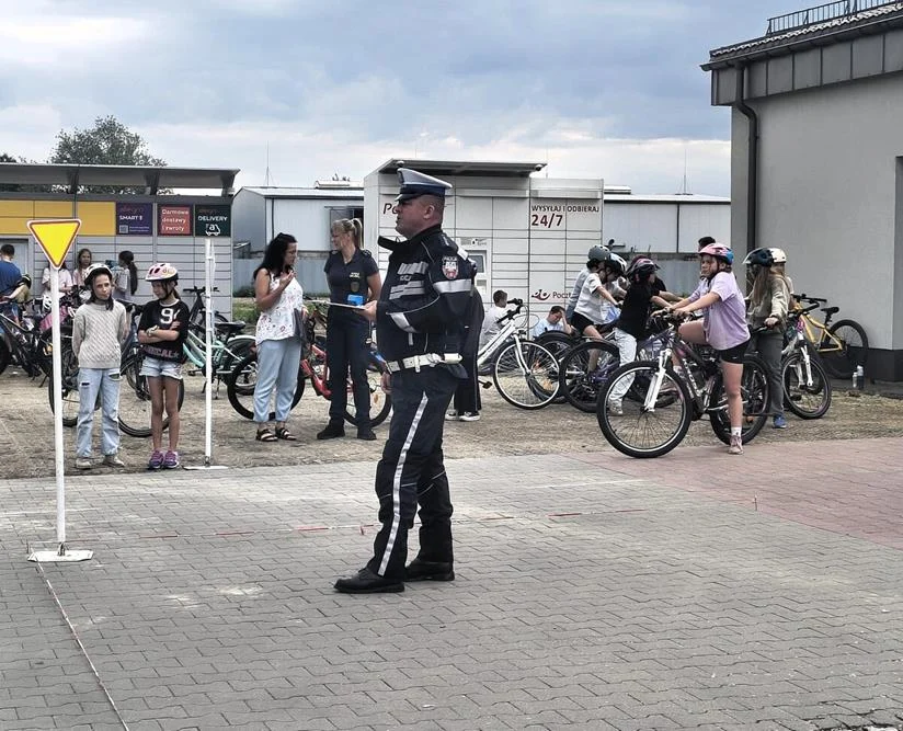 Karta rowerowa i ważna lekcja bezpieczeństwa. Czwartoklasiści z Tychów sprawdzili swoje umiejętności
