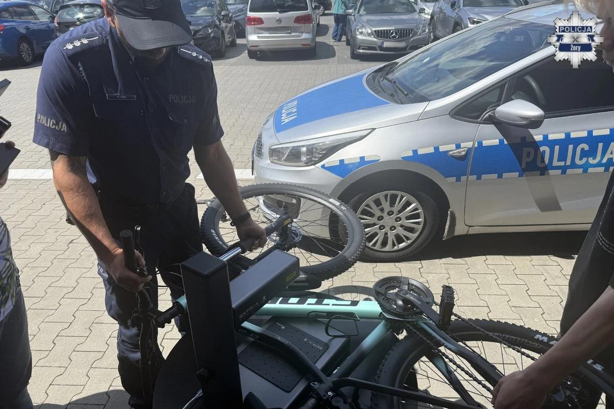 Żorscy policjanci oznakowali rowery i hulajnogi / fot. KMP Żory