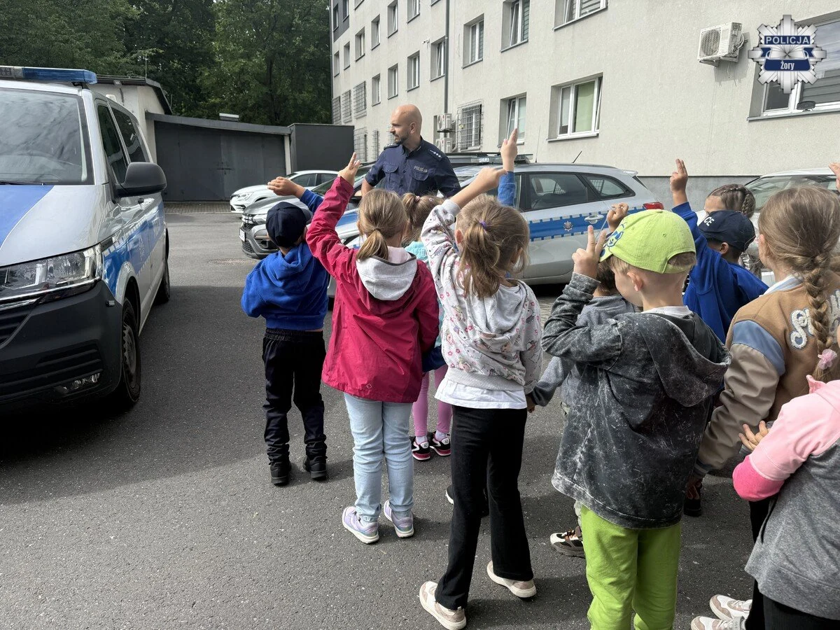 Żorskie „Pszczółki” z wizytą u policjantów. Ważna lekcja bezpieczeństwa w komendzie