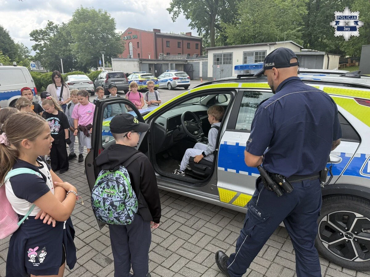 Policjanci z Żor przypomnieli dzieciom zasady bezpiecznych wakacji