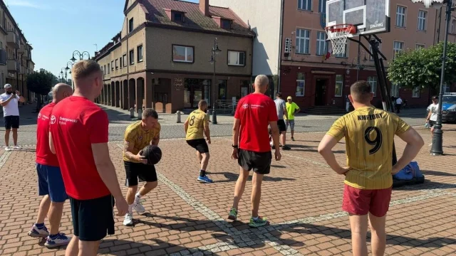 Streetball na żorskim Rynku. Mundurowi walczyli o Puchar Komendanta Miejskiego Policji!