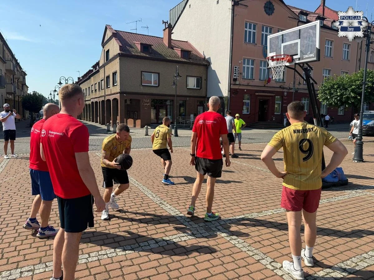 Streetball na żorskim Rynku. Mundurowi walczyli o Puchar Komendanta Miejskiego Policji!