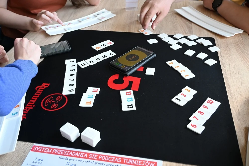 Wakacyjne warsztaty Rummikub w Orzeszu. Dzieci nauczą się zasad i strategii gry