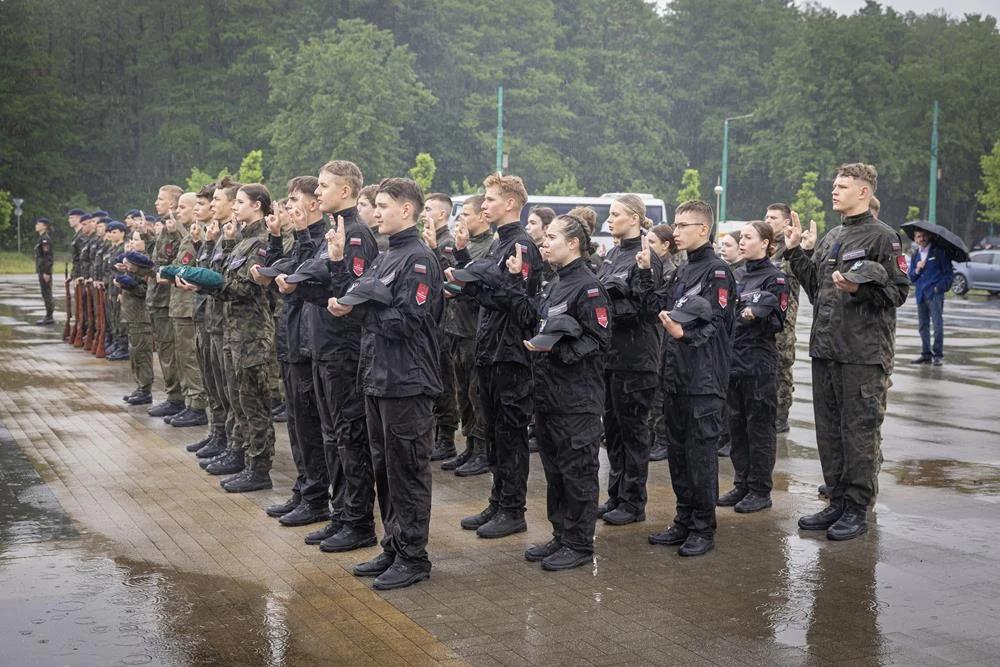 Młodzi kadeci z Tychów złożyli ślubowanie. Uroczysty apel na Placu Pod Żyrafą