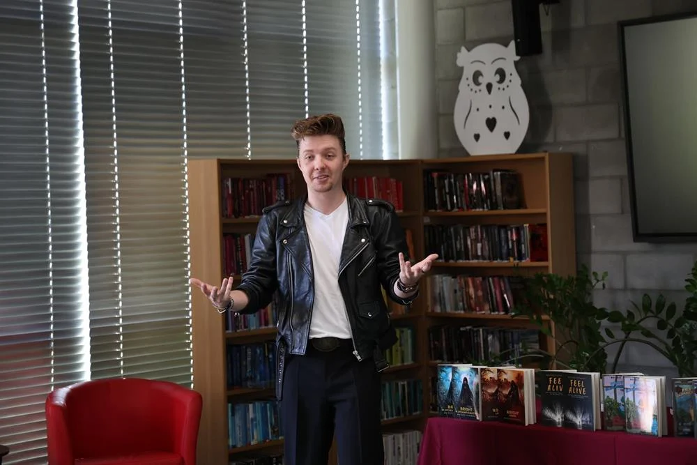Mateusz Cetnarski w Bibliotece Głównej. Inspirujące spotkanie dla młodych czytelników