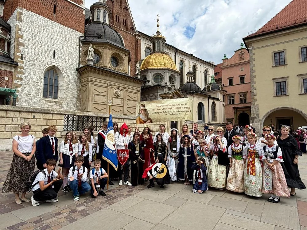 Uczniowie z Mysłowic na Wawelu. Przekazali wyjątkowe bursztynowe serce