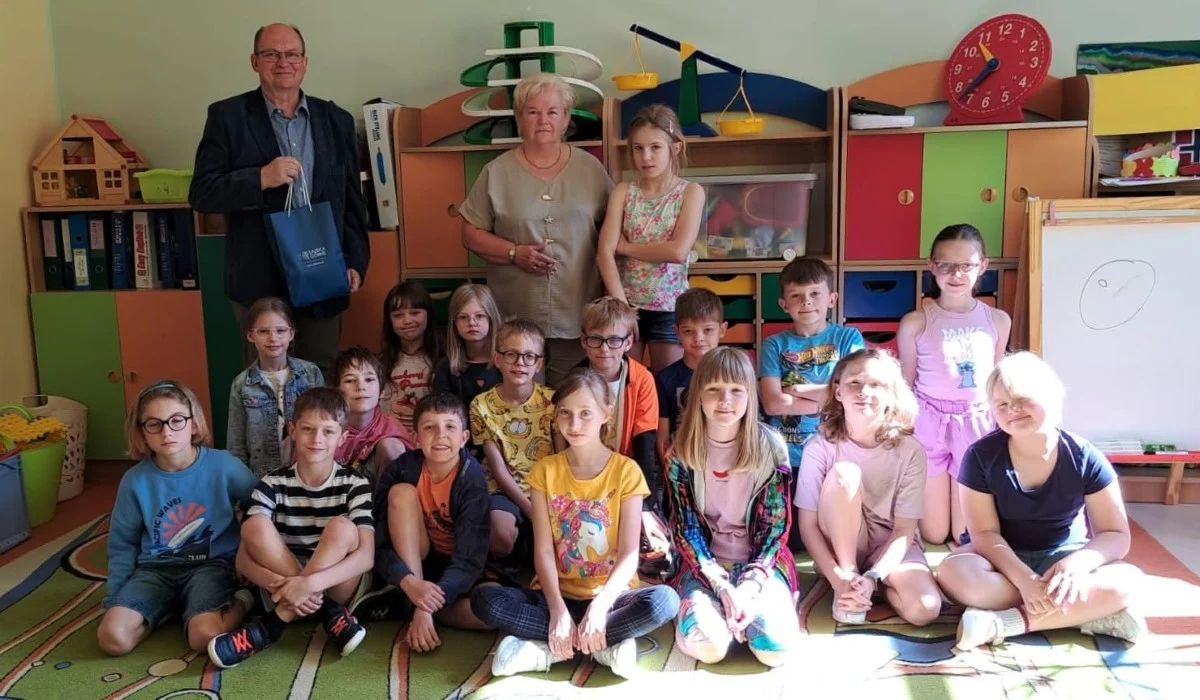 Seniorzy czytali dzieciom w Łaziskach Górnych. Wyjątkowe spotkanie w SP nr 2