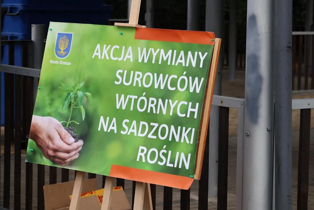 Mieszkańcy Orzesza wymienili makulaturę i szkło na sadzonki roślin