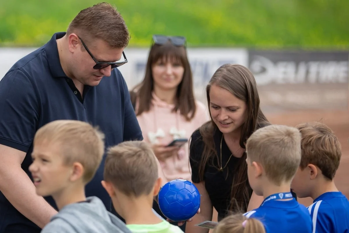 Niebieskie piłeczki dla najwierniejszych kibiców MKS Śląsk DEMARKO Świętochłowice / fot. Daniel Sobociński