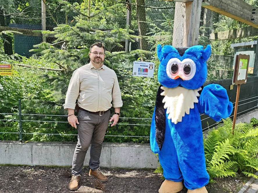 Puchacz z chorzowskiego zoo pod opieką Orzesza. Uczniowie mogą wymyślić mu imię