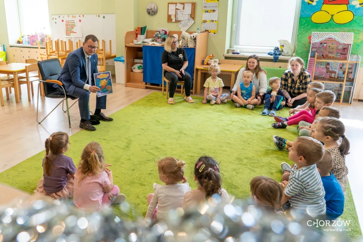 Prezydent Chorzowa odwiedził najmłodszych. Czytał dzieciom i mówił o bezpieczeństwie / fot. Szymon Michałek FB