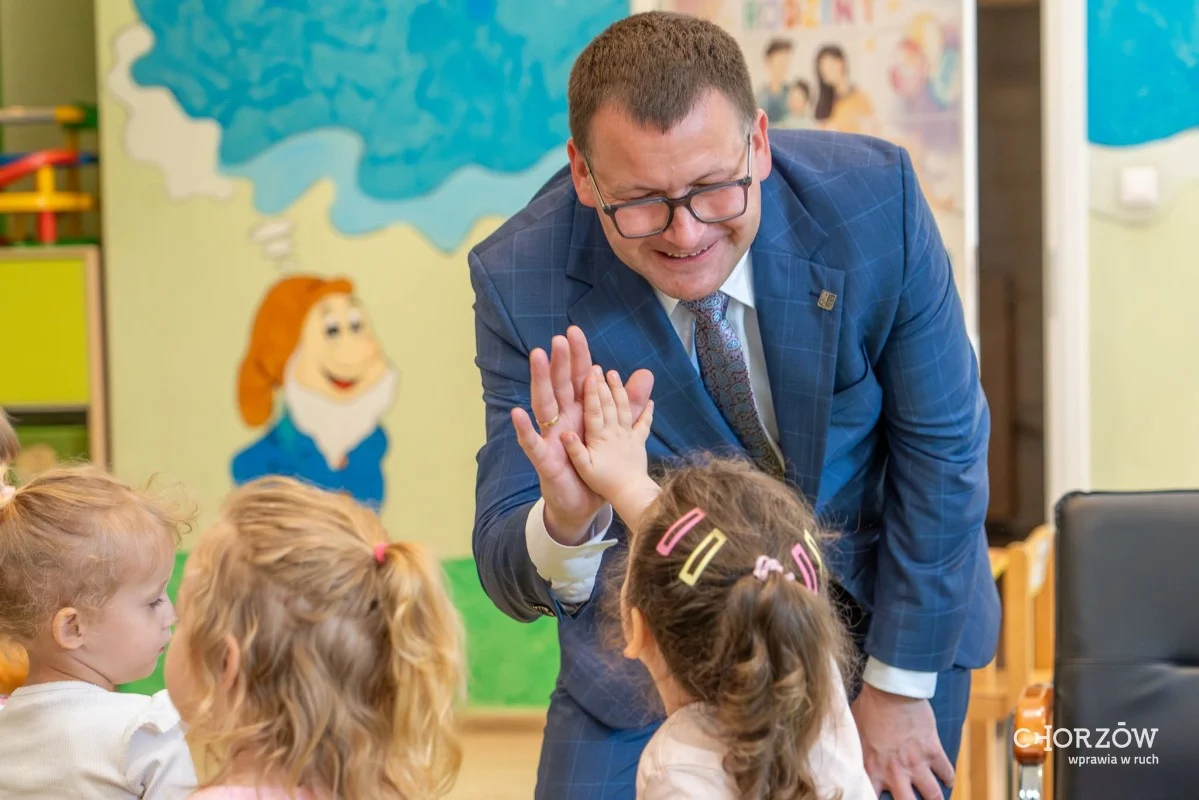 Prezydent Chorzowa odwiedził najmłodszych. Czytał dzieciom i mówił o bezpieczeństwie / fot. Szymon Michałek FB