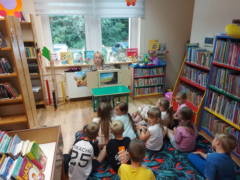 Pierwszaki z Zazdrości odwiedziły bibliotekę w Orzeszu. Był Smok Wawelski i teatrzyk kamishibai