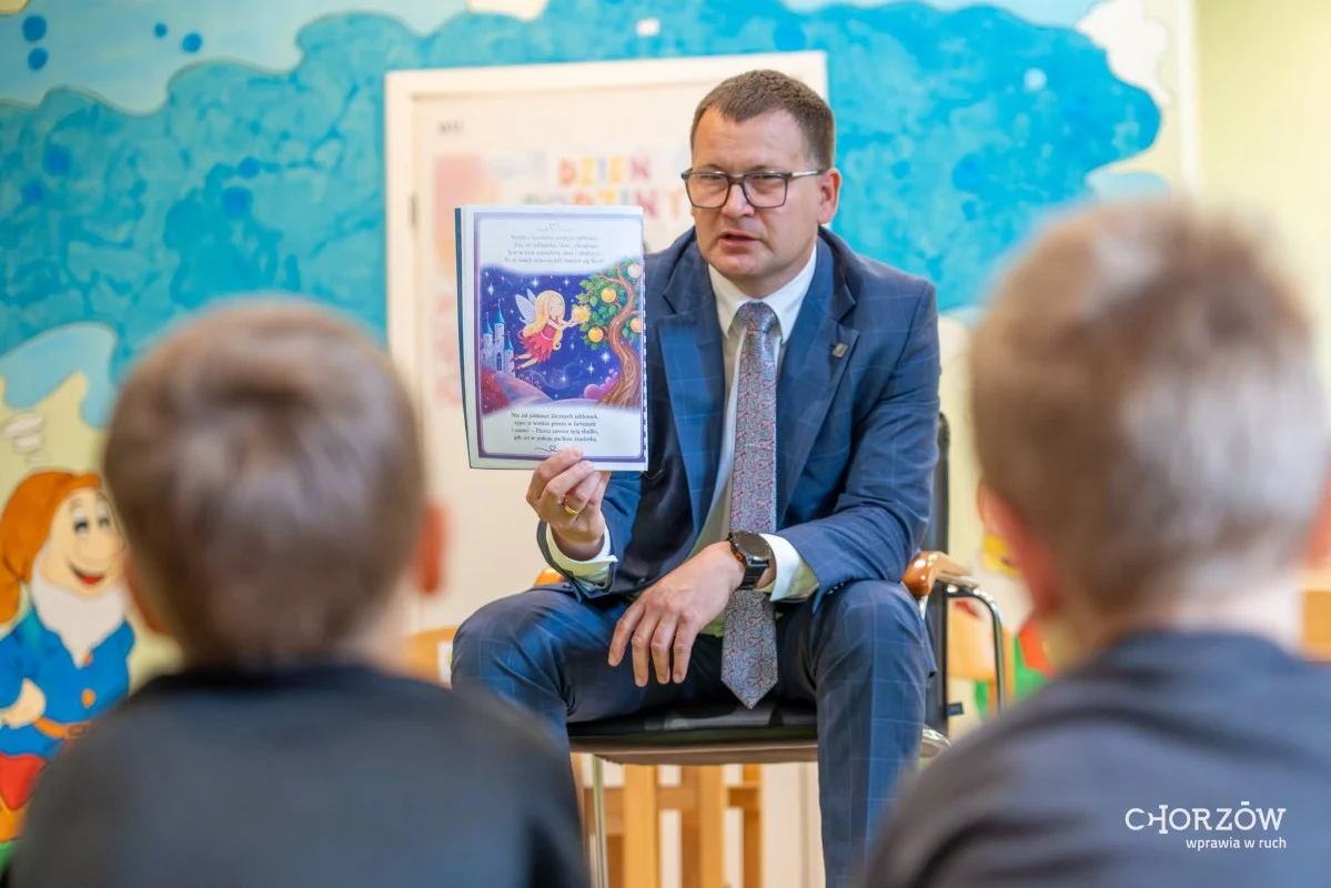 Prezydent Chorzowa odwiedził najmłodszych. Czytał dzieciom i mówił o bezpieczeństwie / fot. Szymon Michałek FB