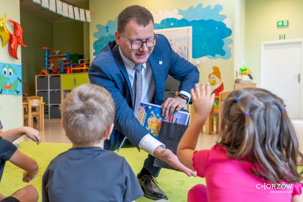 Prezydent Chorzowa odwiedził najmłodszych. Czytał dzieciom i mówił o bezpieczeństwie / fot. Szymon Michałek FB