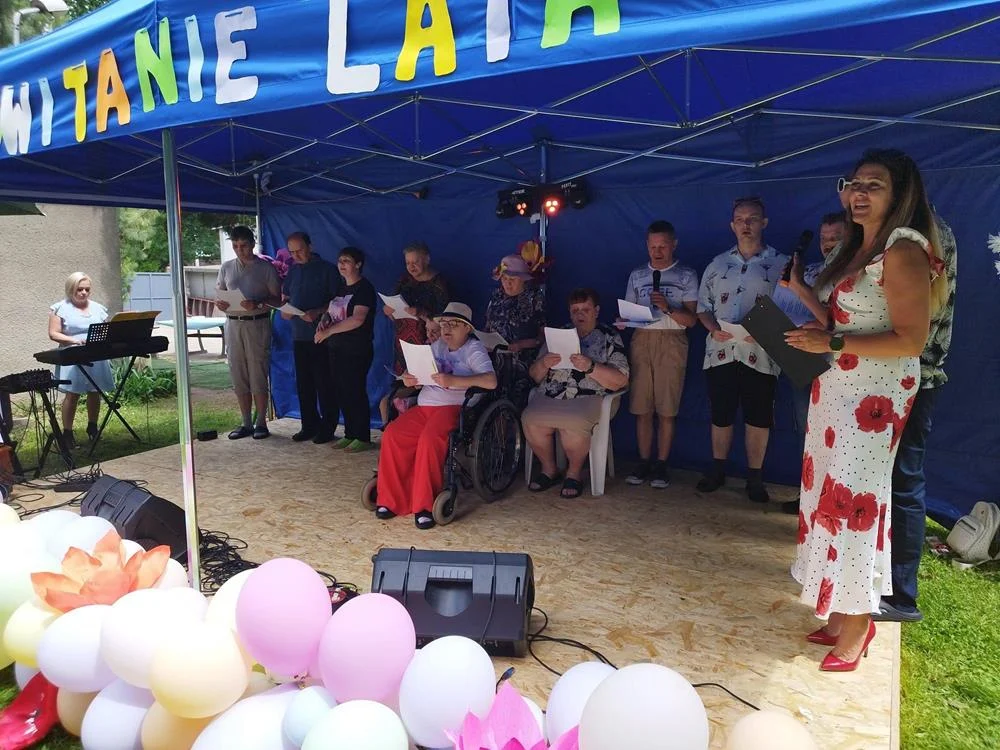 Powitanie Lata w DPS w Brzezinach. Była muzyka, poczęstunek i wspólna zabawa