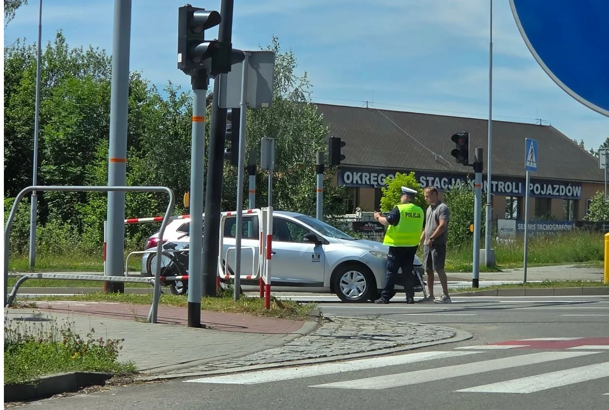 Kolizja na 1 Maja w Rudzie Śląskiej. Rowerzysta najechał na bok Renault