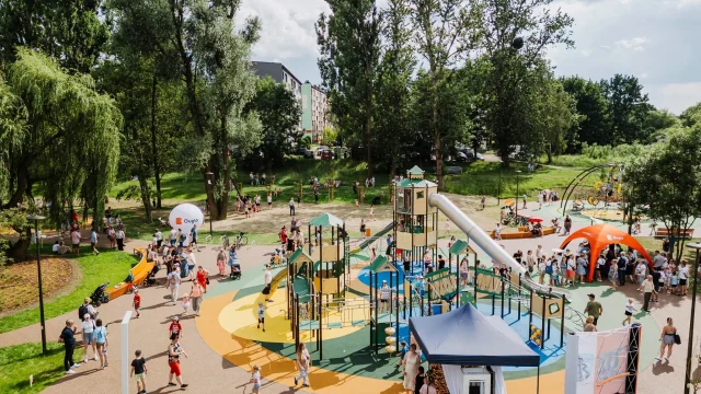 Największy plac zabaw w Mikołowie już otwarty. 8 stref zabaw i kurtyna wodna na os. Norwida
